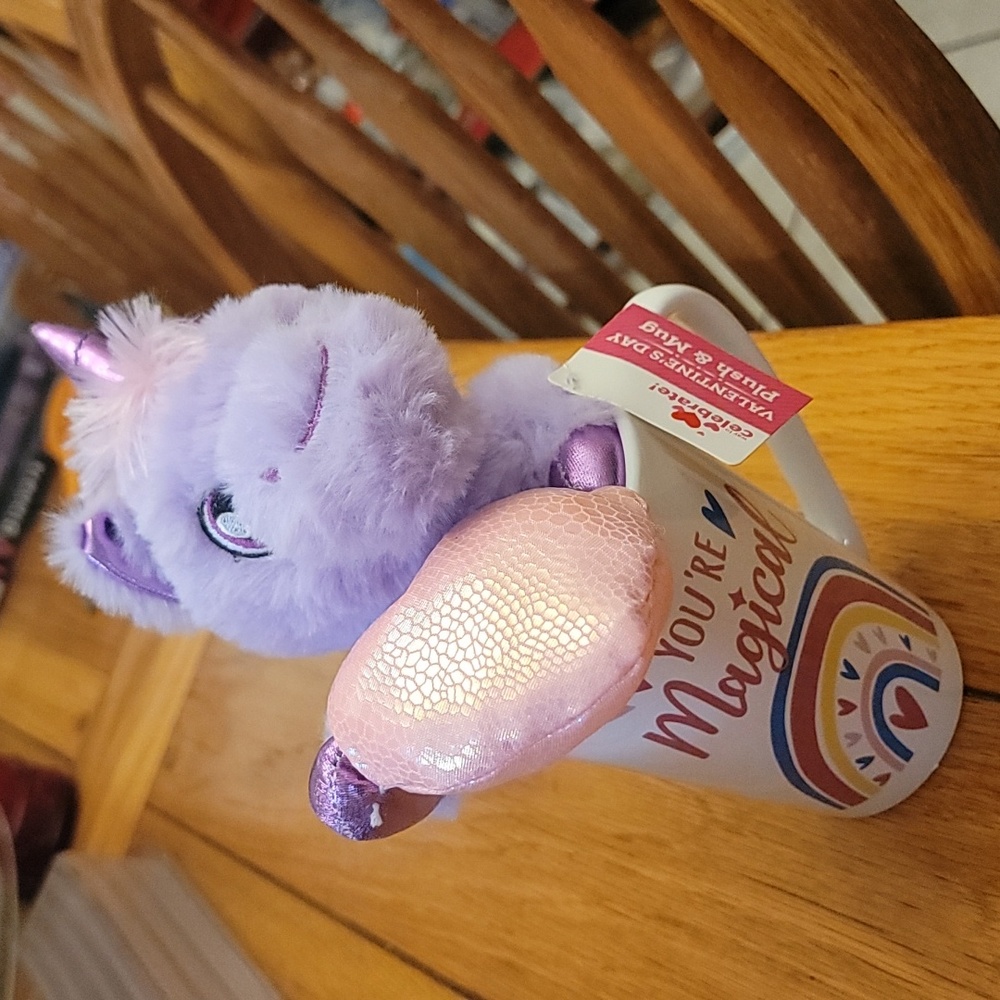 Coffee mug with unicorn plush